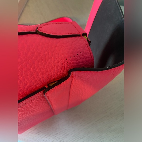 Burberry calfskin smooth grain small Burleigh crossbody bag in neon pink - Picture 14 of 16